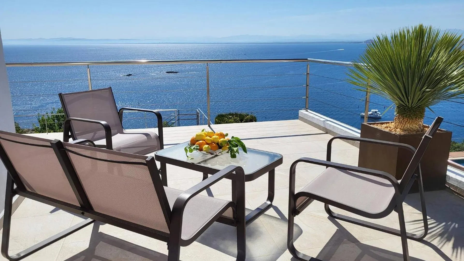 La Perla Villa En Canyelles, Con Vistas Al Mar contacts